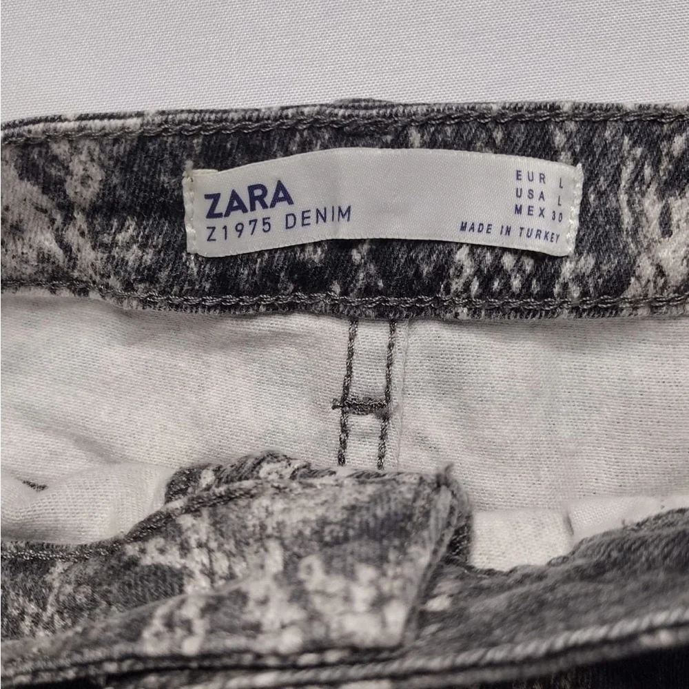 Zara Black and Gray Snake Print skirt pre owned Exellent condition. Size L